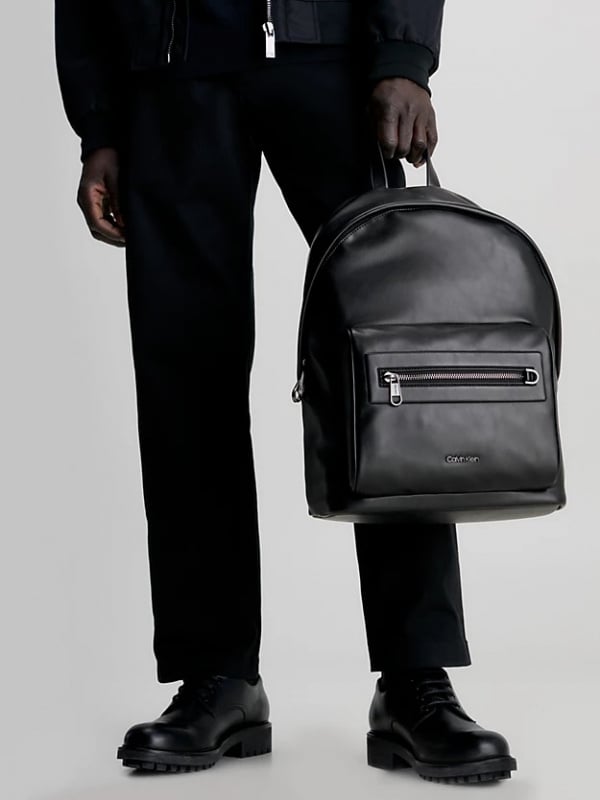 Calvin Klein crni muški ruksak sa prednjim džepom