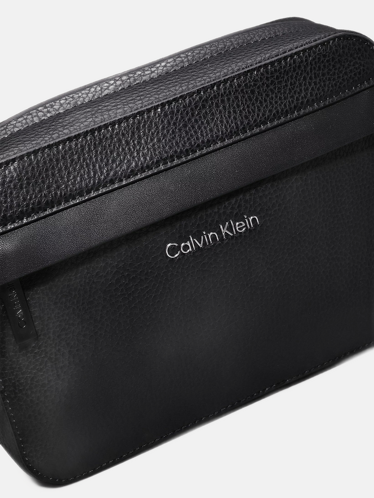 Calvin Klein crna muška torba sa teksturnim detaljima-[SKU]