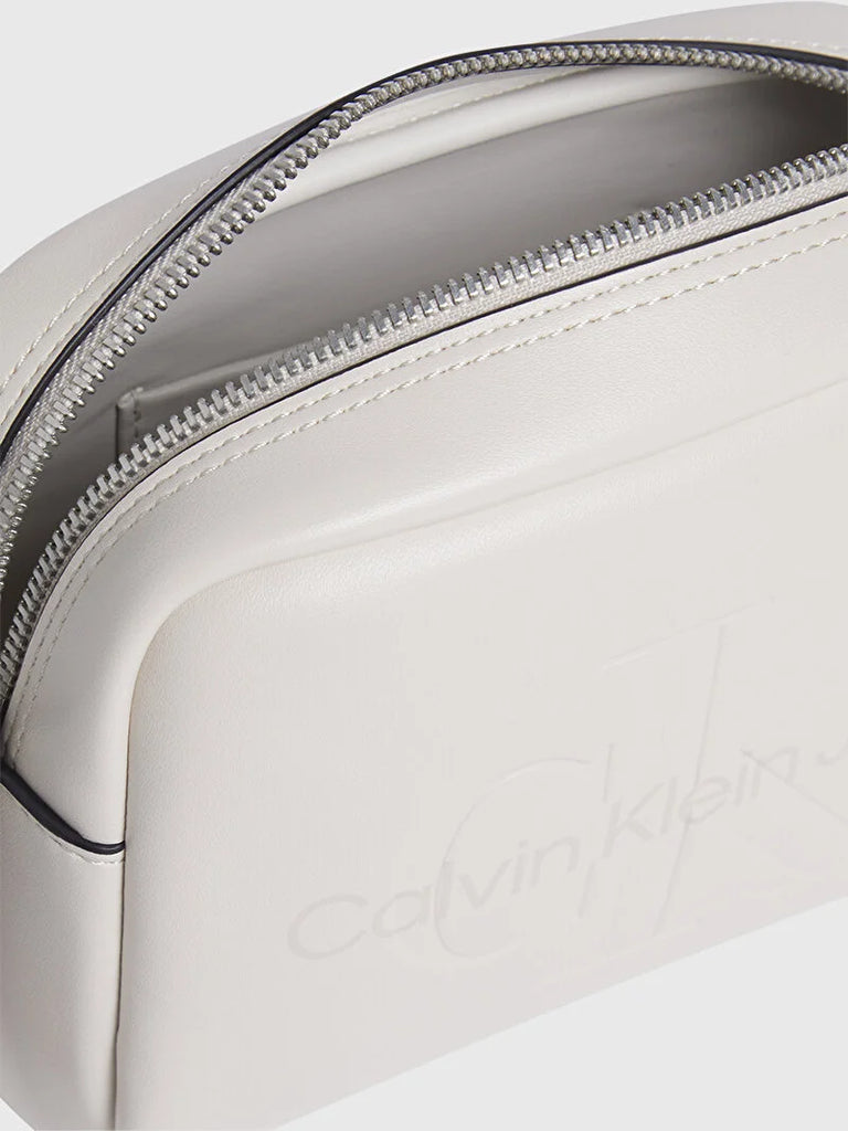 Calvin Klein bijela ženska torba s remenom za nošenje preko ramena-[SKU]