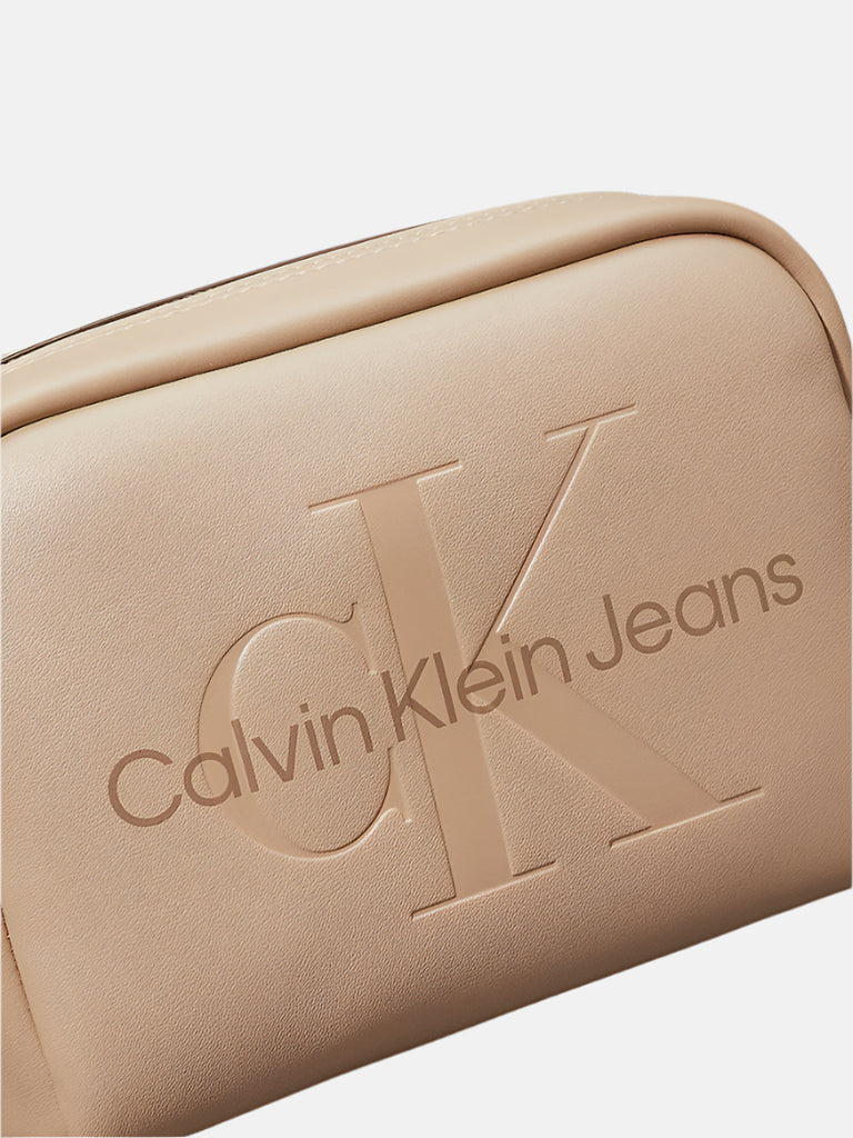 Calvin Klein bež ženska torba s teksturom-[SKU]